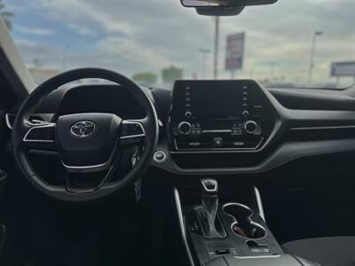 2022 Toyota Highlander LE   - Photo 2 - Yuma, AZ 85364