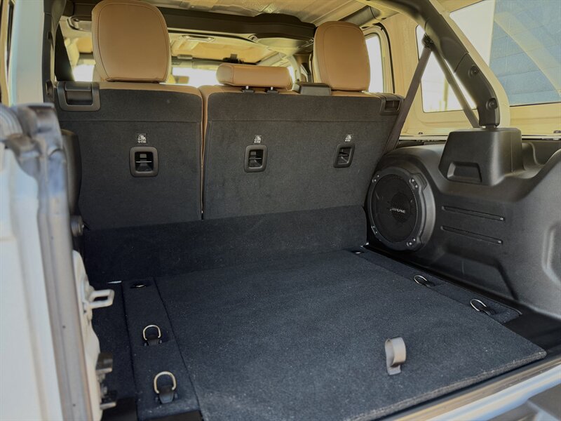 2022 Jeep Wrangler Unlimited Sahara 4xe photo 2