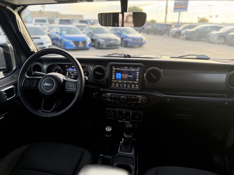 2023 Jeep Gladiator Willys Sport photo 2