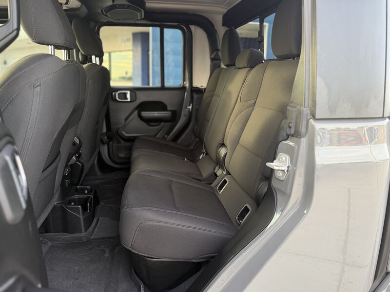 2023 Jeep Gladiator Willys Sport photo 4