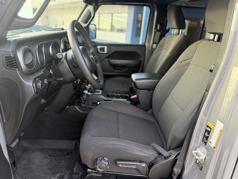 2023 Jeep Gladiator Willys Sport photo 3