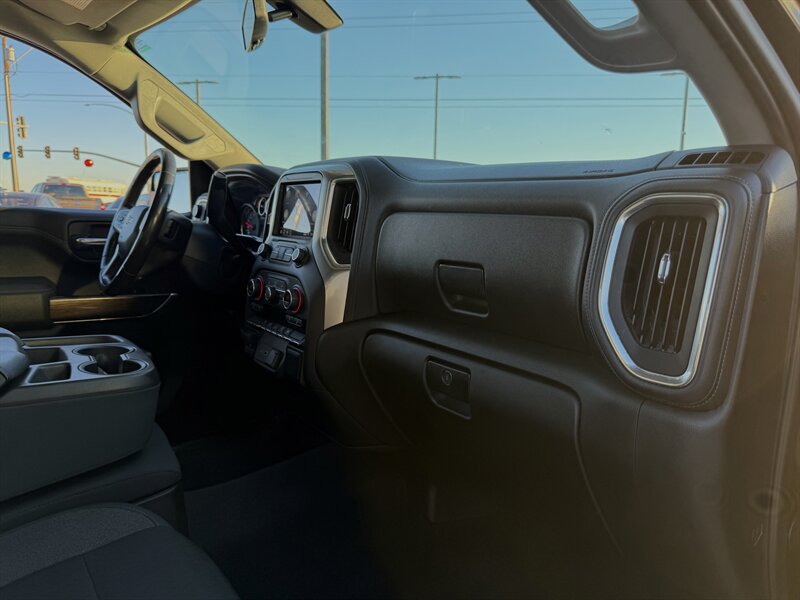 2019 Chevrolet Silverado 1500 LT photo 3