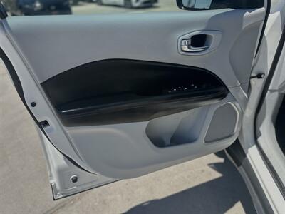 2020 Jeep Compass Limited   - Photo 8 - Somerton, AZ 85350