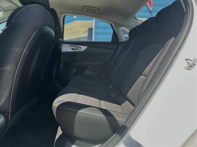 2022 Kia Forte LXS   - Photo 4 - Yuma, AZ 85364