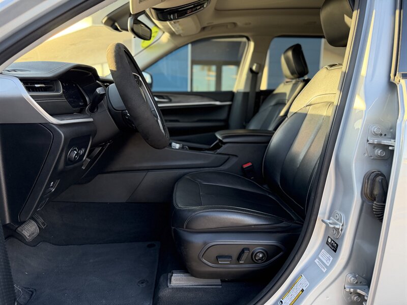 2022 Jeep Grand Cherokee Limited photo 2