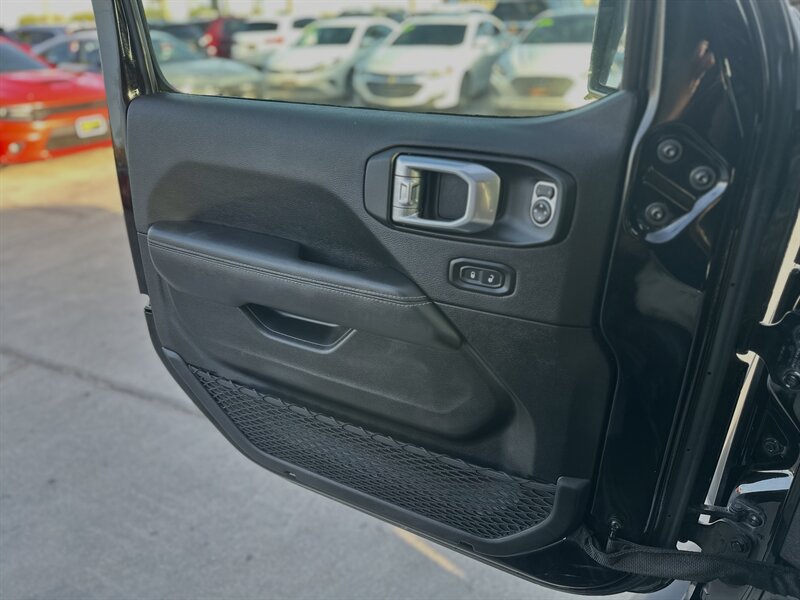 2023 Jeep Wrangler Sahara 4xe photo 5