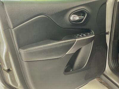 2019 Jeep Cherokee Latitude Plus - Photo 9 - Yuma, AZ 85364