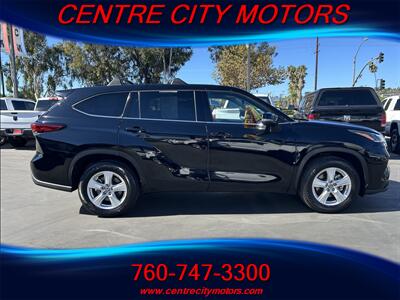 2021 Toyota Highlander LE   - Photo 3 - Escondido, CA 92025