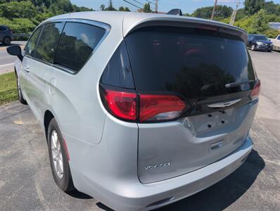 2024 Chrysler Voyager LX - Photo 2 - St. Johnsbury, VT 05819