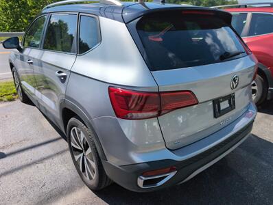 2023 Volkswagen Taos SE 4Motion - Photo 2 - St. Johnsbury, VT 05819