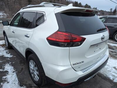 2017 Nissan Rogue SV   - Photo 2 - St. Johnsbury, VT 05819