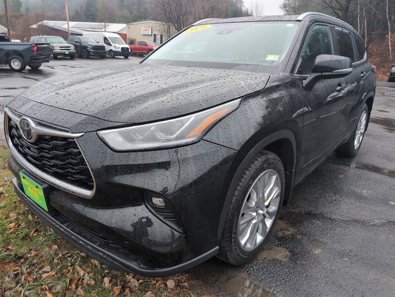 2023 Toyota Highlander Limited's photo