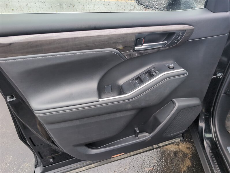 2023 Toyota Highlander Limited photo 4