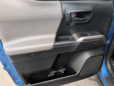 2017 Toyota Tacoma SR5 V6   - Photo 22 - St. Johnsbury, VT 05819