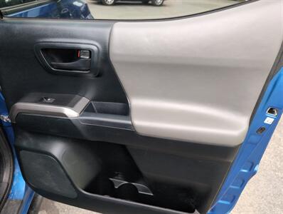 2017 Toyota Tacoma SR5 V6   - Photo 24 - St. Johnsbury, VT 05819