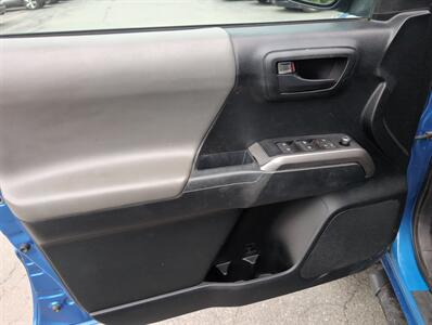 2017 Toyota Tacoma SR5 V6   - Photo 18 - St. Johnsbury, VT 05819
