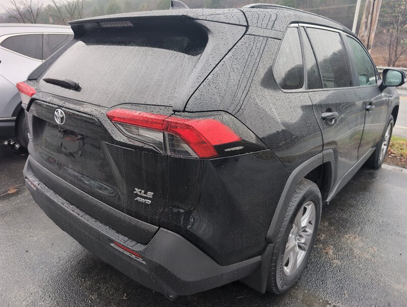 2022 Toyota RAV4 XLE photo 3
