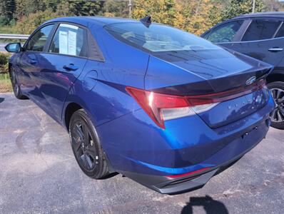 2022 Hyundai ELANTRA SEL   - Photo 2 - St. Johnsbury, VT 05819