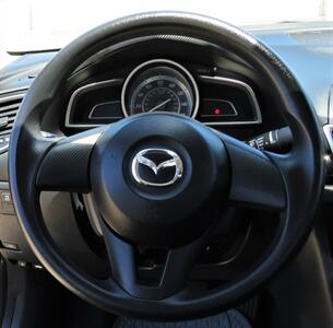 2015 Mazda Mazda3 i SV  STYLE & BEAUTY  GAS SAVER! - Photo 14 - Honolulu, HI 96818