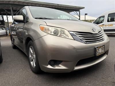 2017 Toyota Sienna LE 7-Passenger Auto Access Seat  RELIABLE & COMFORTABLE !  TOYOTA QUALITY ! - Photo 4 - Honolulu, HI 96818