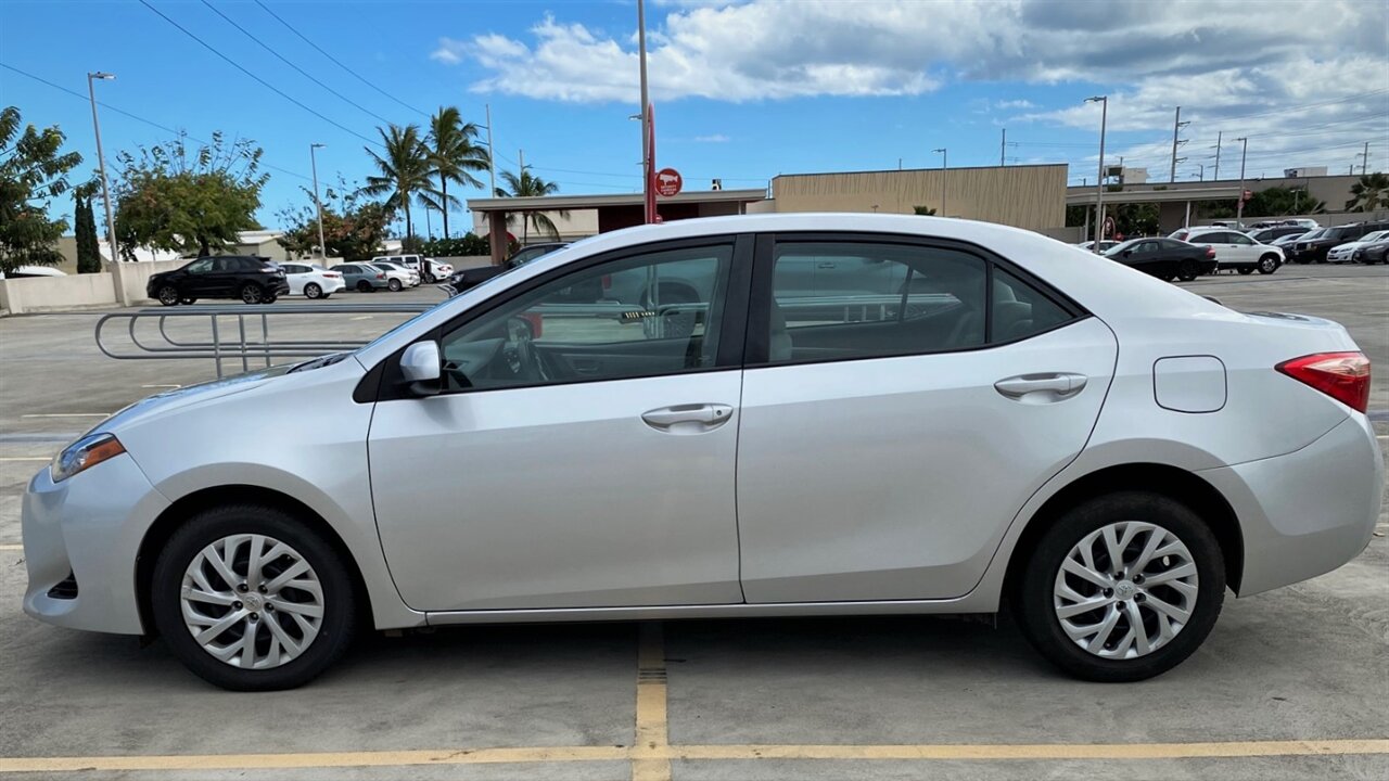 2017 Toyota Corolla LE photo 3