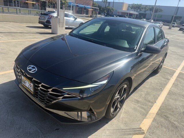 2023 Hyundai Elantra Limited  MIDSIZE COMFORT ! GAS SAVER !