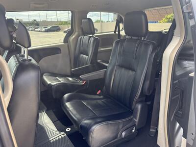 2015 Chrysler Town & Country Touring  7 PASSENGER COMFORT & STYLE! - Photo 9 - Honolulu, HI 96818