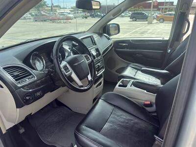 2015 Chrysler Town & Country Touring  7 PASSENGER COMFORT & STYLE! - Photo 14 - Honolulu, HI 96818