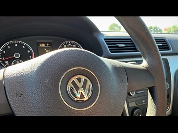 2013 Volkswagen Passat S PZEV  CHRISTMAS LIGHTS !  DRIVES LIKE A DREAM ! - Photo 9 - Honolulu, HI 96818