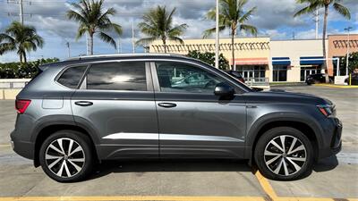 2022 Volkswagen Taos SE  RARE HIGHLY DESIRED COLOR !  HARD TO FIND ! SUPER LOW MILES ! - Photo 6 - Honolulu, HI 96818