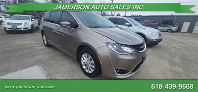 2018 Chrysler Pacifica Touring L   - Photo 2 - Benton, IL 62812