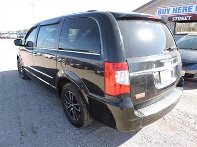 2012 Chrysler Town & Country Limited   - Photo 8 - Lexington, NE 68850