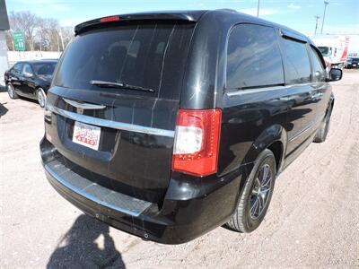 2012 Chrysler Town & Country Limited   - Photo 6 - Lexington, NE 68850