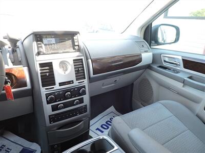 2010 Chrysler Town & Country Touring   - Photo 11 - Lexington, NE 68850