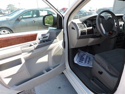 2010 Chrysler Town & Country Touring   - Photo 18 - Lexington, NE 68850