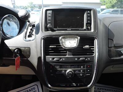 2015 Chrysler Town & Country Touring   - Photo 20 - Grand Island, NE 68801