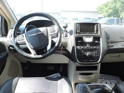 2015 Chrysler Town & Country Touring   - Photo 10 - Grand Island, NE 68801