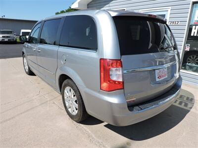 2015 Chrysler Town & Country Touring   - Photo 7 - Grand Island, NE 68801