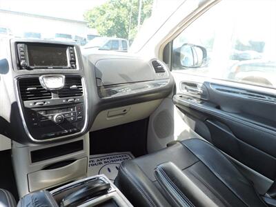 2015 Chrysler Town & Country Touring   - Photo 11 - Grand Island, NE 68801