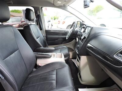 2016 Chrysler Town & Country Touring   - Photo 15 - Kearney, NE 68847