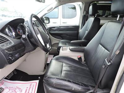 2016 Chrysler Town & Country Touring   - Photo 9 - Kearney, NE 68847