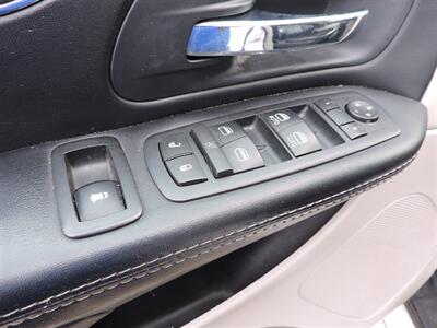 2016 Chrysler Town & Country Touring   - Photo 17 - Kearney, NE 68847