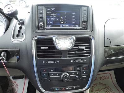 2016 Chrysler Town & Country Touring   - Photo 19 - Kearney, NE 68847