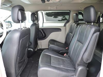2016 Chrysler Town & Country Touring   - Photo 10 - Kearney, NE 68847