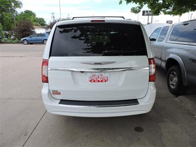 2016 Chrysler Town & Country Touring   - Photo 6 - Kearney, NE 68847