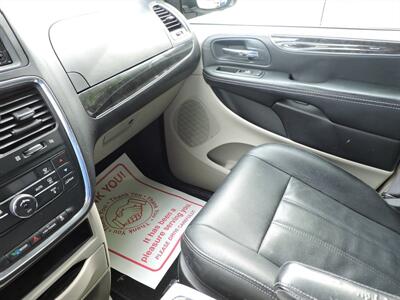 2016 Chrysler Town & Country Touring   - Photo 20 - Kearney, NE 68847