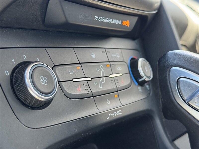 2015 Ford Focus SE - Photo 17 - Lexington, NE 68850