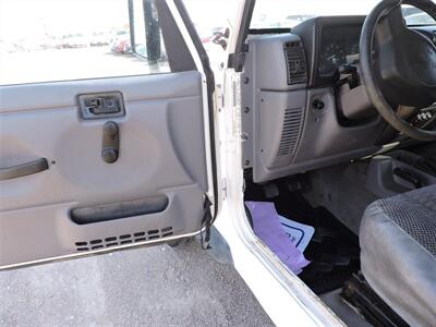 1998 Jeep Wrangler Sport   - Photo 12 - Kearney, NE 68847