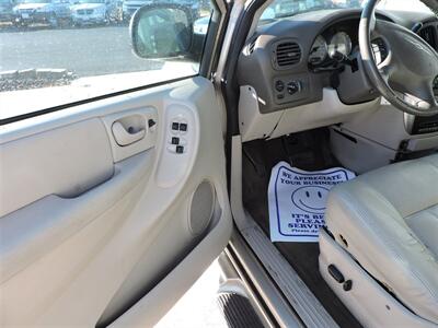 2005 Chrysler Town & Country Touring   - Photo 18 - Grand Island, NE 68801