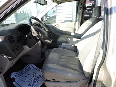 2005 Chrysler Town & Country Touring   - Photo 9 - Grand Island, NE 68801